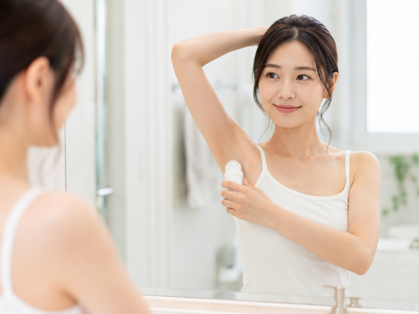 制汗剤でケアをする女性