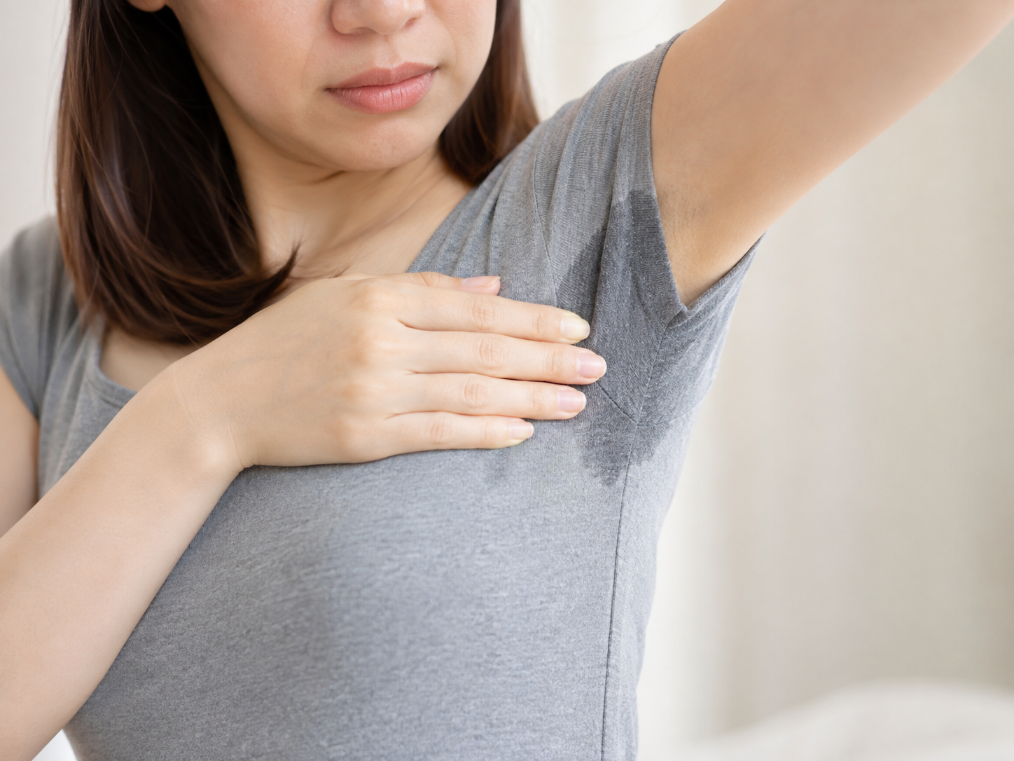 ワキの汗ジミが気になる女性